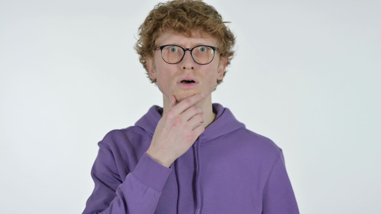 joven pelirrojo con expresión conmocionada, fondo blanco