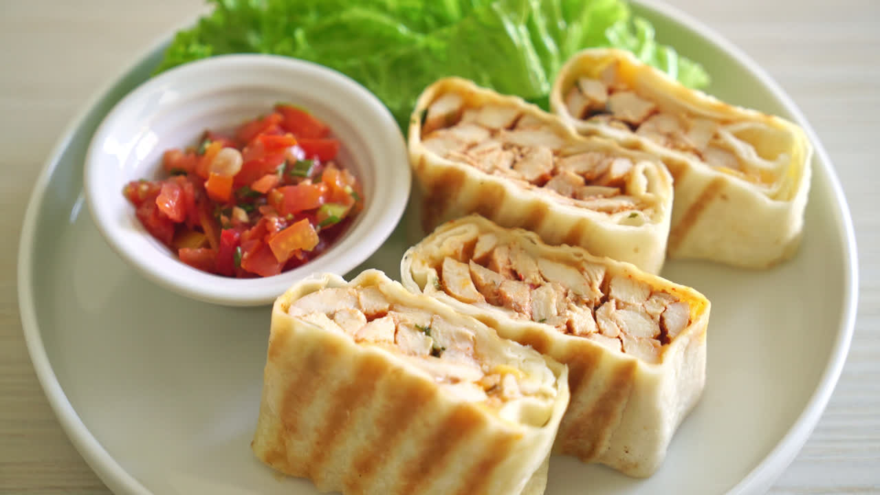 멕시칸 퀘사디아 치킨 - 토르티야로 감싼 치킨과 멕시칸 소스와 치즈 - 멕시칸 음식 스타일 - 멕시칸 음식 스타일