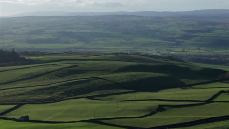 Erstellung-Einer-Drohnenaufnahme-Der-Felder-Und-Landschaften-Von-Yorkshire-Dales-Im-Vereinigten-Königreich