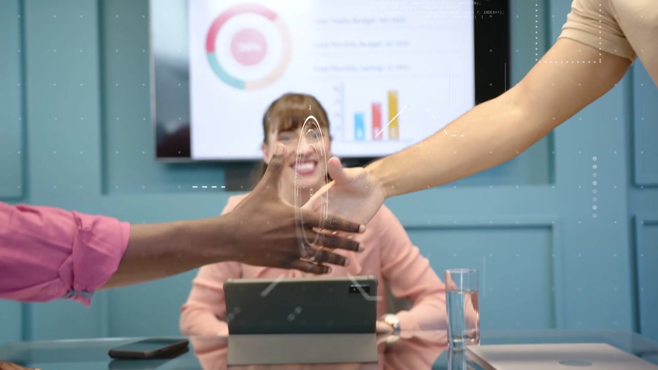 Donna che conduce una riunione di lavoro, riceve un laptop, condivide documenti, con un HUD centrato su un tablet, siglando un accordo.