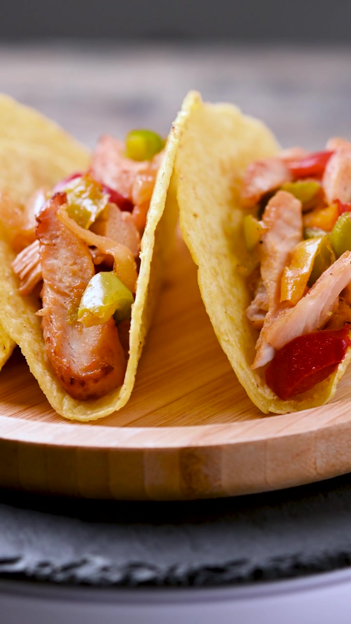Mexicanske kyllingetacos med peberfrugter og løg