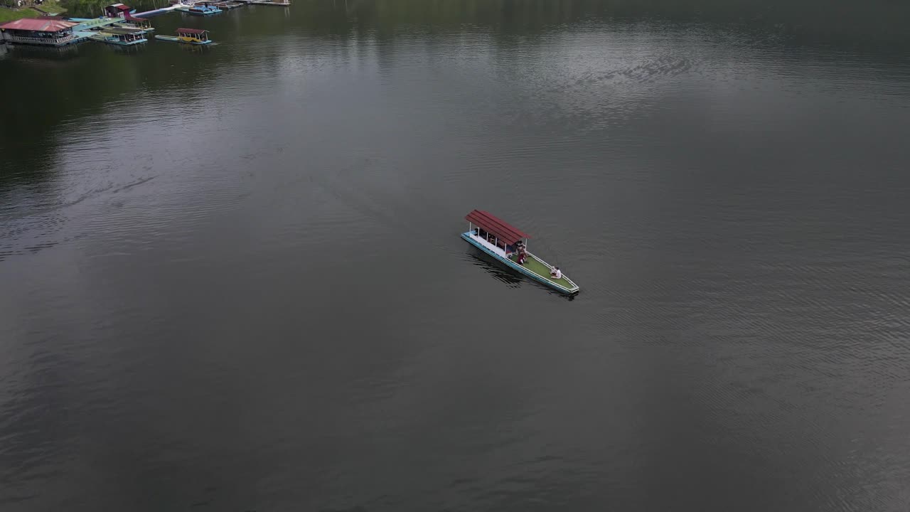 vista aérea, barcos turísticos tradicionales navegando por el lago
