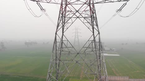 vista aérea de múltiples torres eléctricas que transmiten corriente colocadas en los campos de punjab