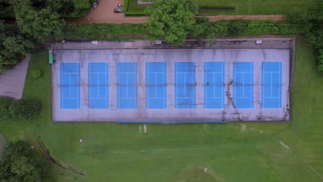 vista aérea de las canchas de tenis con un descenso