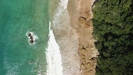 Flut-Am-Strand-Mit-Heißem-Wasser-Und-Wellen,-Die-über-Heiße-Felsen-Am-Strand-Krachen