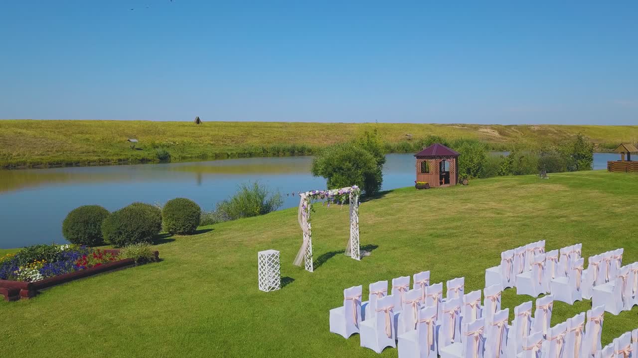 luogo del matrimonio con arco sul prato vicino allo stagno vista aerea