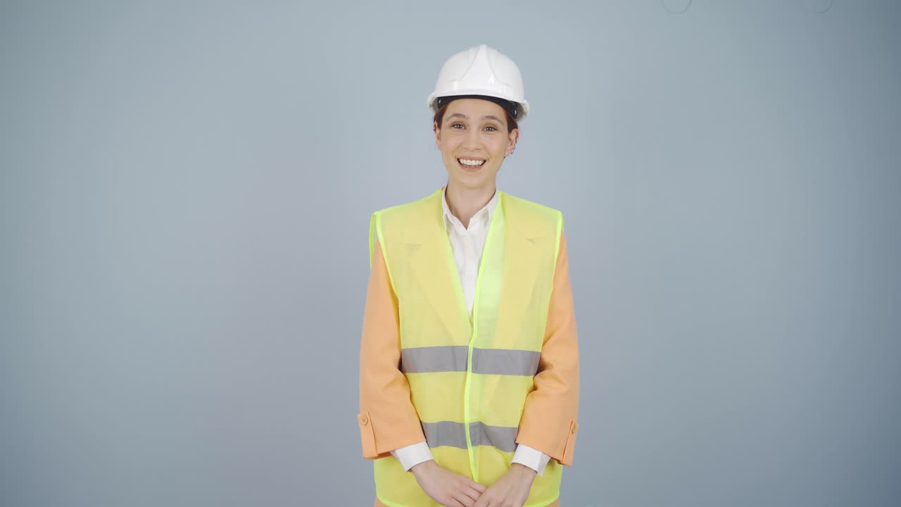 el ingeniero asintió a la cámara.