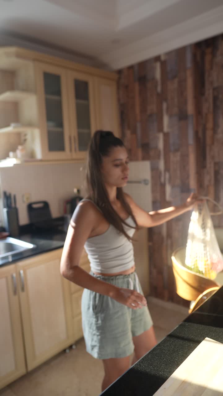 Donna in cucina con prodotti freschi