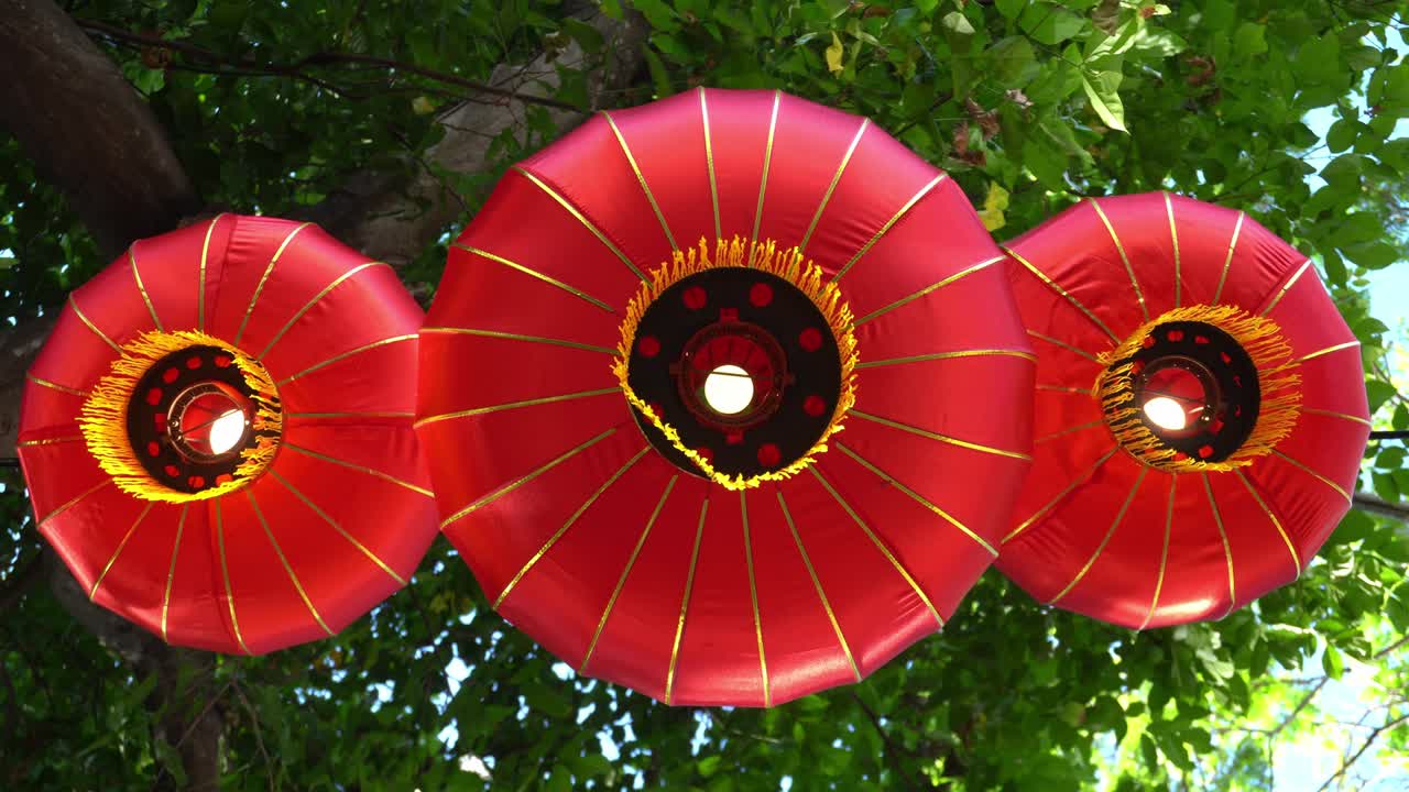 mira hacia arriba linterna roja con fondo verde