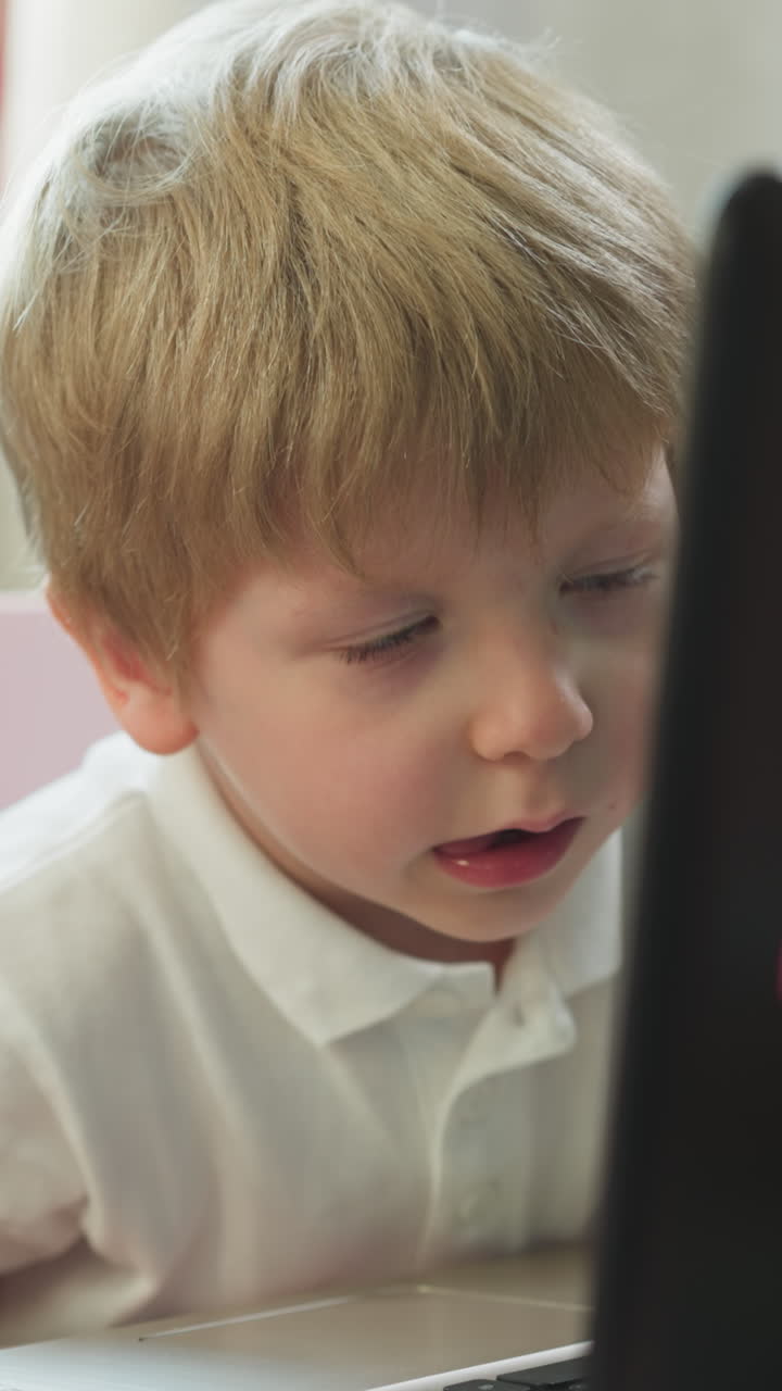 niño interesado discute la información en el monitor con la hermana mayor en la habitación de los niños. niños pequeños hacen tareas en línea a través de la computadora en casa de cerca