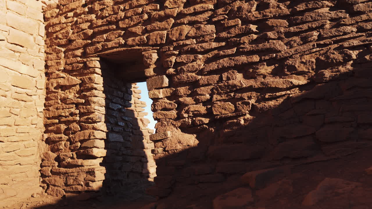Vista attraverso l'antica porta della torre di Wukoki al Wukoki Pueblo.