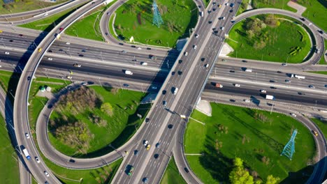 Vista-Aérea-Timelapse-De-Una-Intersección-De-Autopistas-Con-Senderos-De-Tráfico-En-Moscú.