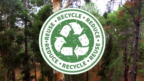 animación del icono del reciclaje sobre el bosque