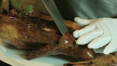 cortar un poco de piel de un pavo recién cocinado