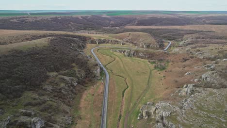 el camino sinuoso a través de las gargantas de dobrogea con las colinas rocosas circundantes, vista aérea