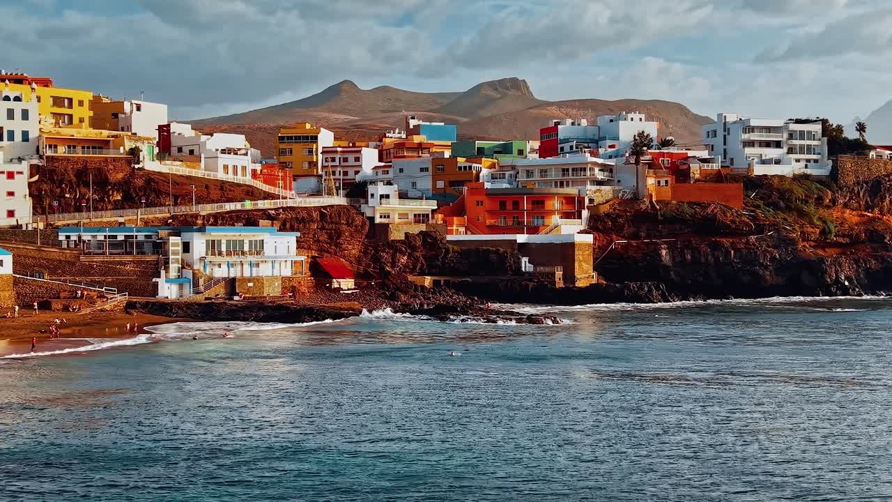 Quang cảnh những tòa nhà đầy màu sắc dọc bờ biển Gran Canaria ở Tây Ban Nha