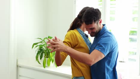 pareja feliz bailando juntos en la cocina