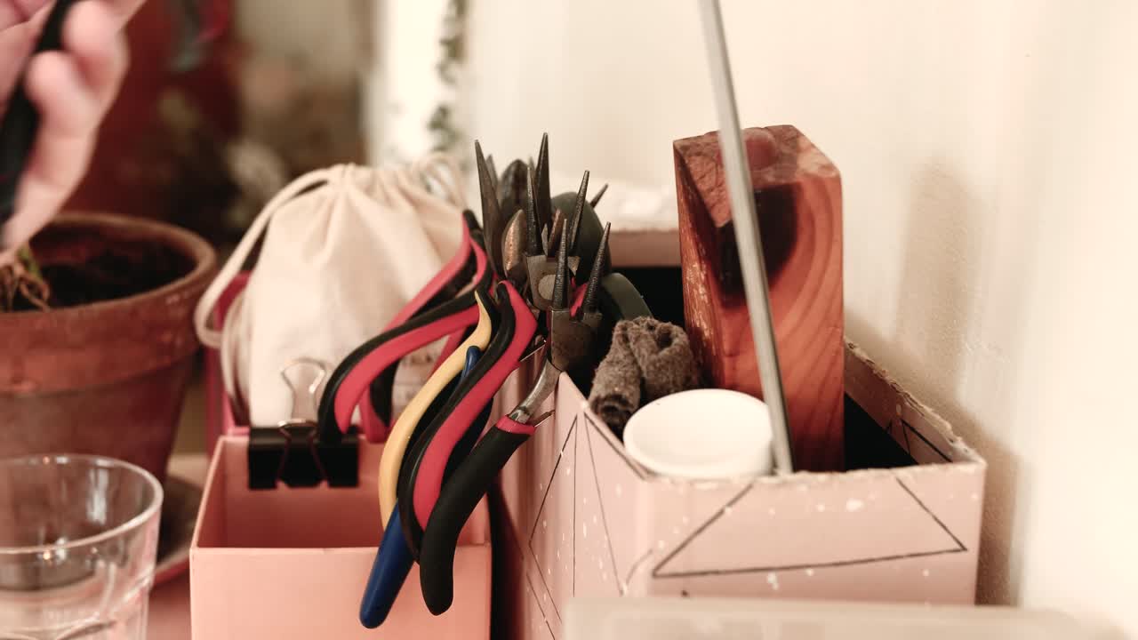 женщина выбирая плоскогубцы инструмент для небольшой деревообработки 4k медленное движение 60 кадров в секунду