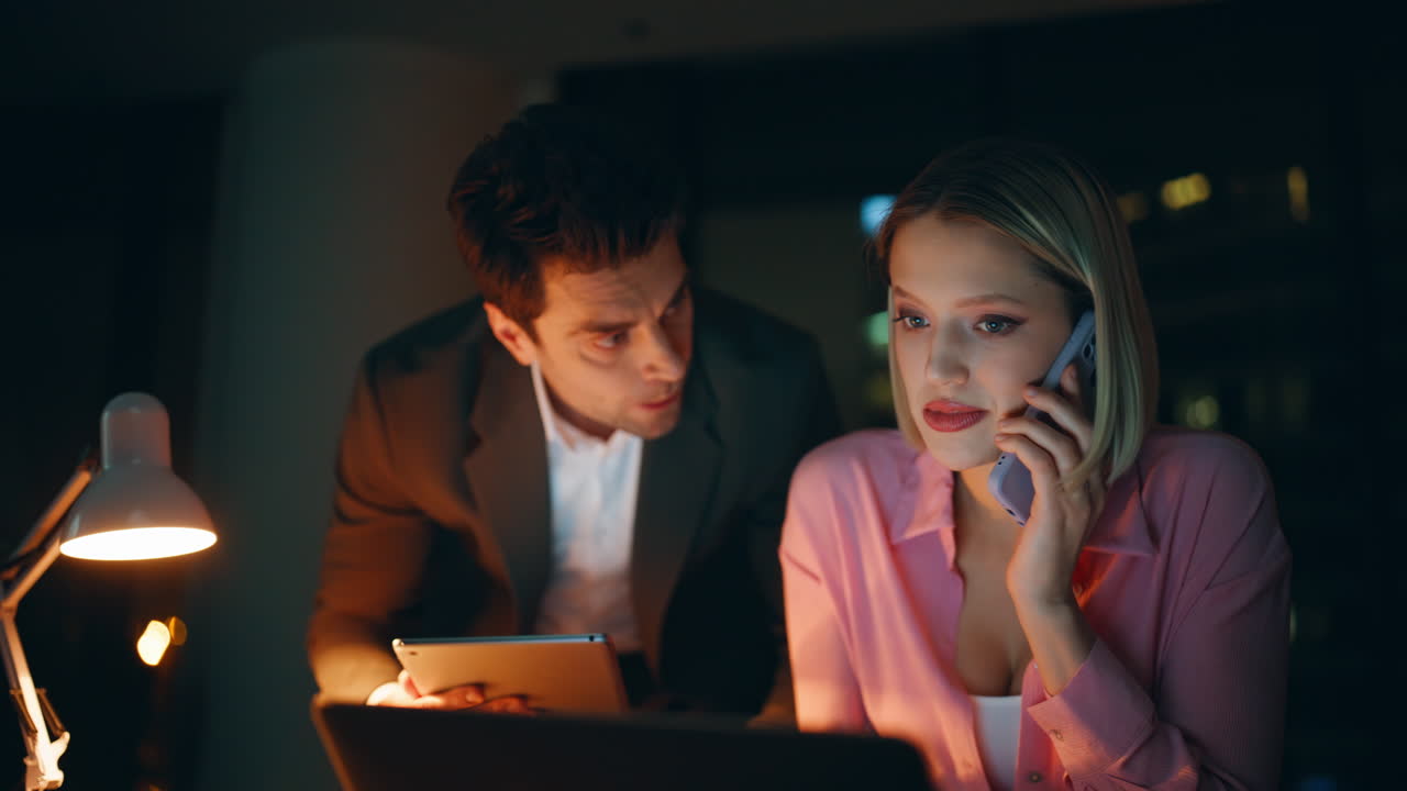 밤 늦게 일하는 사업 동료들