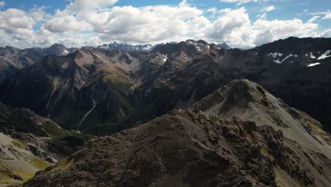 Menschen-Auf-Dem-Gipfel-Des-Lawinengipfels-Genießen-Die-Malerische-Aussicht-Auf-Den-Arthurs-Pass-Nationalpark,-Neuseeland-–-Luftpanorama