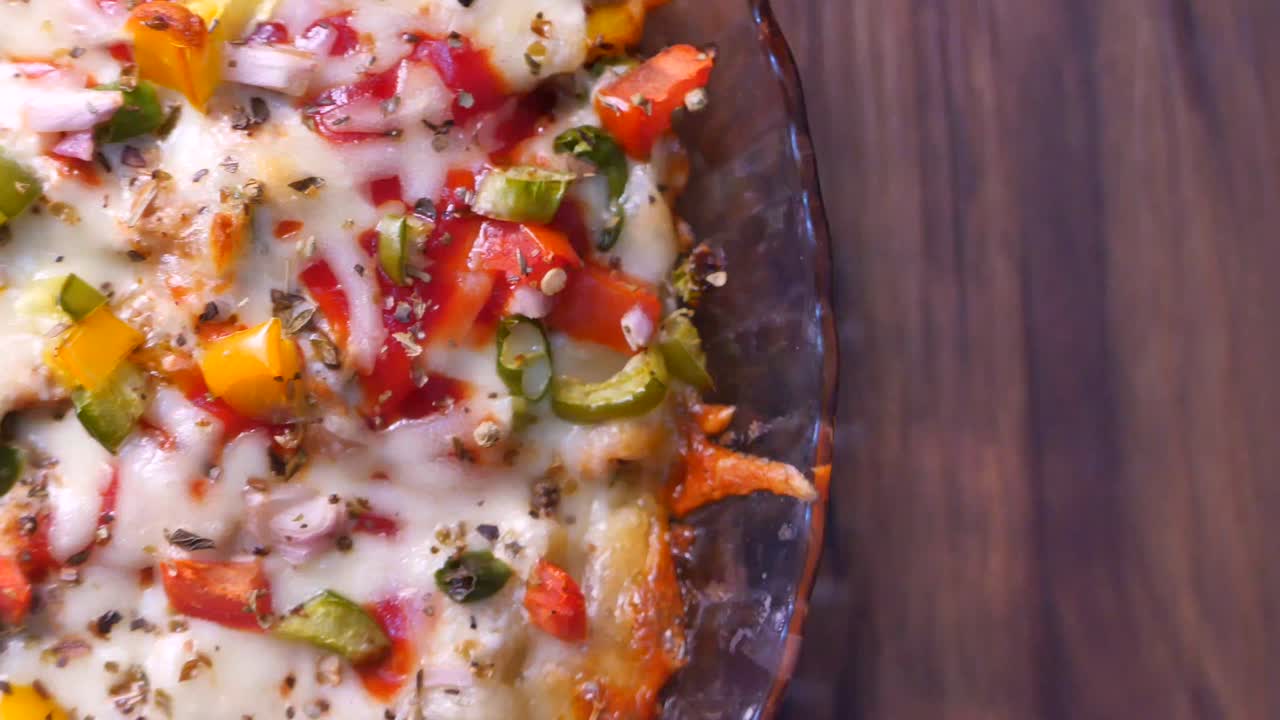 채소와 치즈로 만든 맛있는 피자