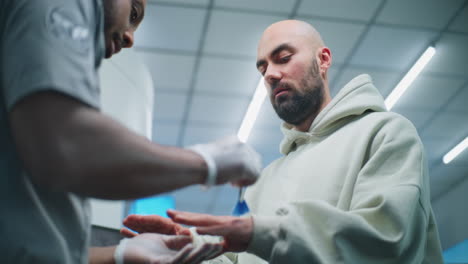 dos hombres en un entorno médico