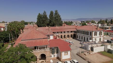 edificio aéreo histórico del tribunal en el casco antiguo de nicosia, chipre del norte