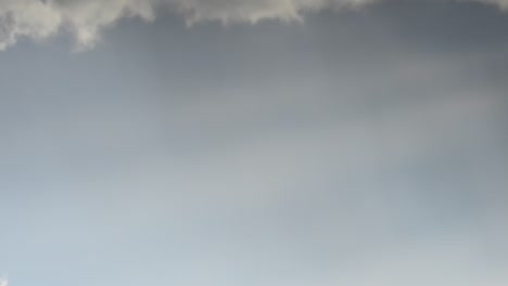 hermoso lapso de tiempo con cielo azul y nubes