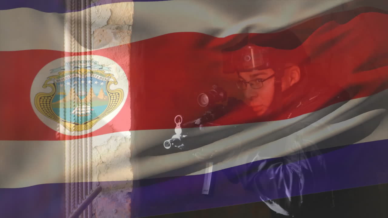 animación de la bandera de costa rica sobre soldado masculino biracial