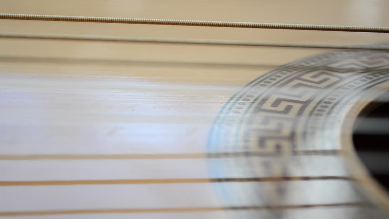 Ripresa di una chitarra. Corde e chitarra