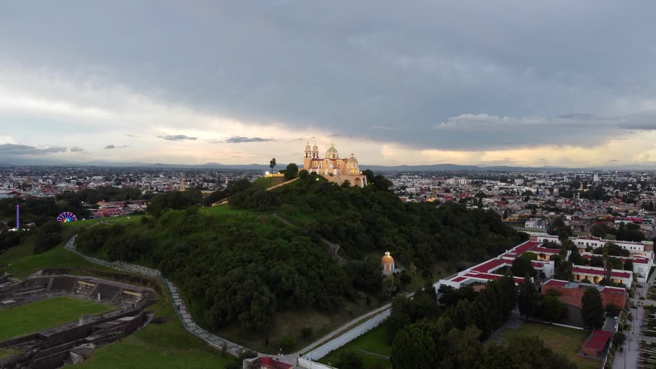 vista aerea de la piramide de cholula con una tormenta de fondo