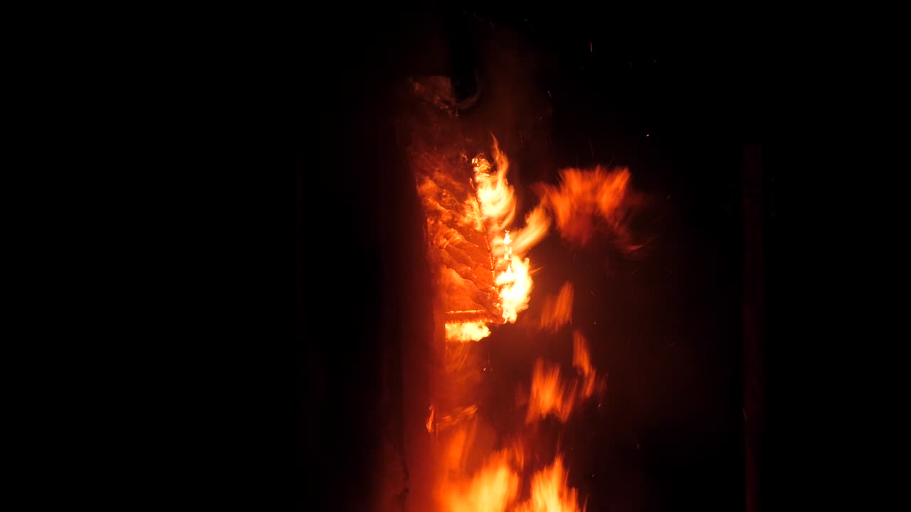 el fuego se propaga a través de un gran edificio