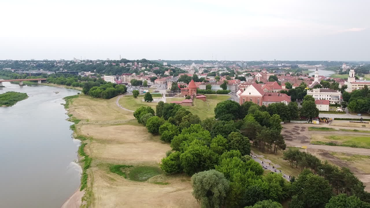el castillo de kaunas y los tejados del casco antiguo a lo lejos vista ascendente de drones