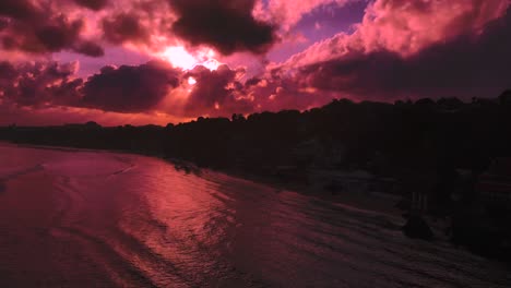 increíble amanecer naranja en bali, vista aérea de drones de la línea de playa costera de bali mientras sale el sol
