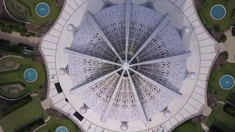 Hermosa-Antena-Arquitectónica-Sobre-El-Templo-De-Baha&#39;i-En-Chicago,-Illinois