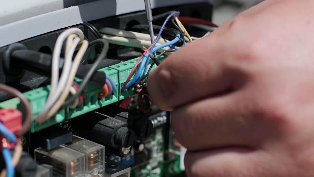 conectando el mecanismo de puerta de garaje automático con el controlador remoto. instalación de motor de puerta automática y trabajo para el sistema de seguridad de puerta de control en el hogar