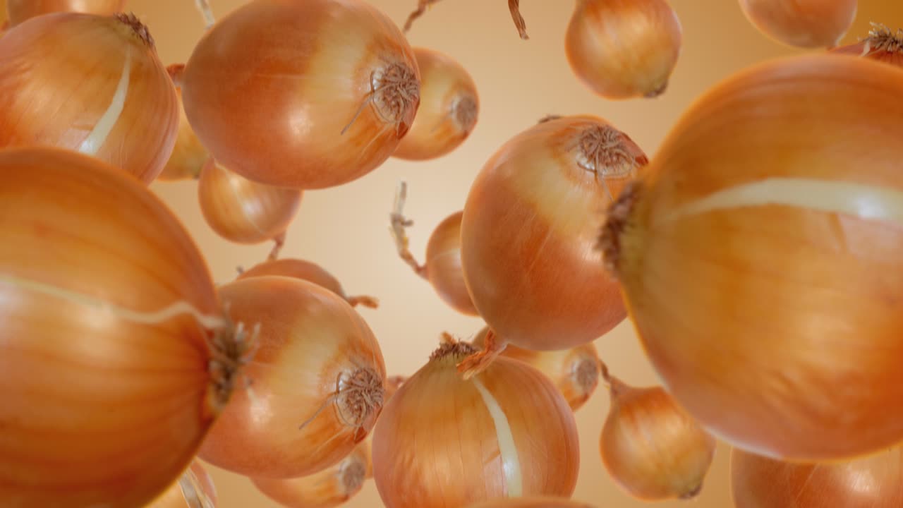 las cebollas amarillas cayendo. cámara lenta.