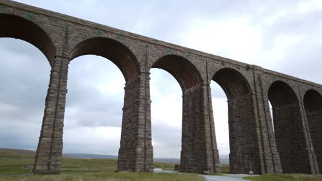pan de derecha a izquierda del viaducto ribblehead en el parque nacional de los valles de yorkshire