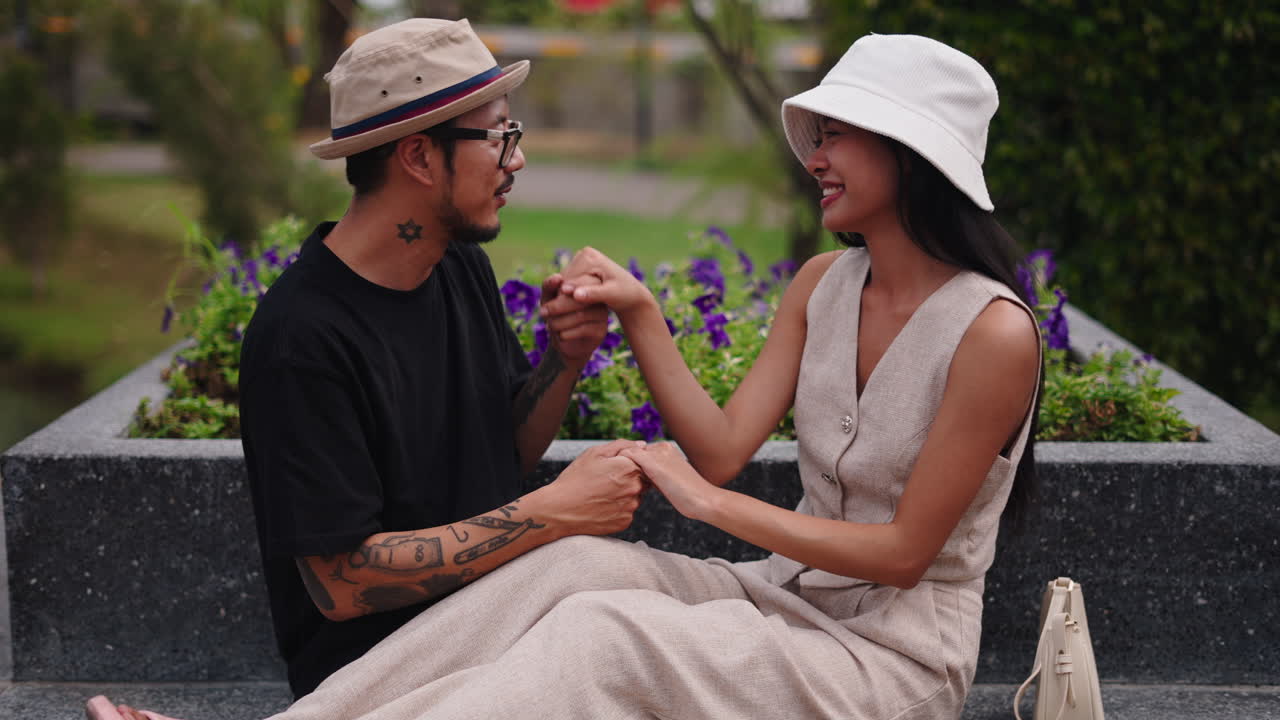 Coppia che si tiene per mano in un parco