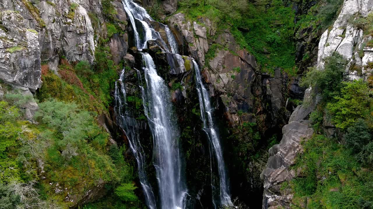vista aérea de las cascadas de fervenza do toxa cayendo en cascada por la pared rocosa
