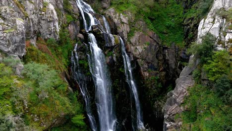 vista aérea de las cascadas de fervenza do toxa cayendo en cascada por la pared rocosa