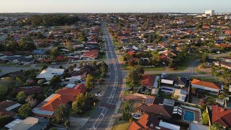 Luftaufnahmen-Zeigen-Die-Vororte-Von-South-Perth-Bei-Sonnenuntergang,-Wohnimmobilien-In-Westaustralien