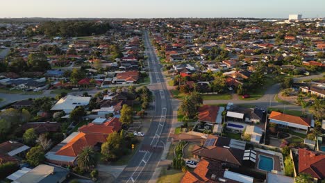 órbita aérea revelando los suburbios del sur de perth al atardecer, viviendas inmobiliarias en australia occidental