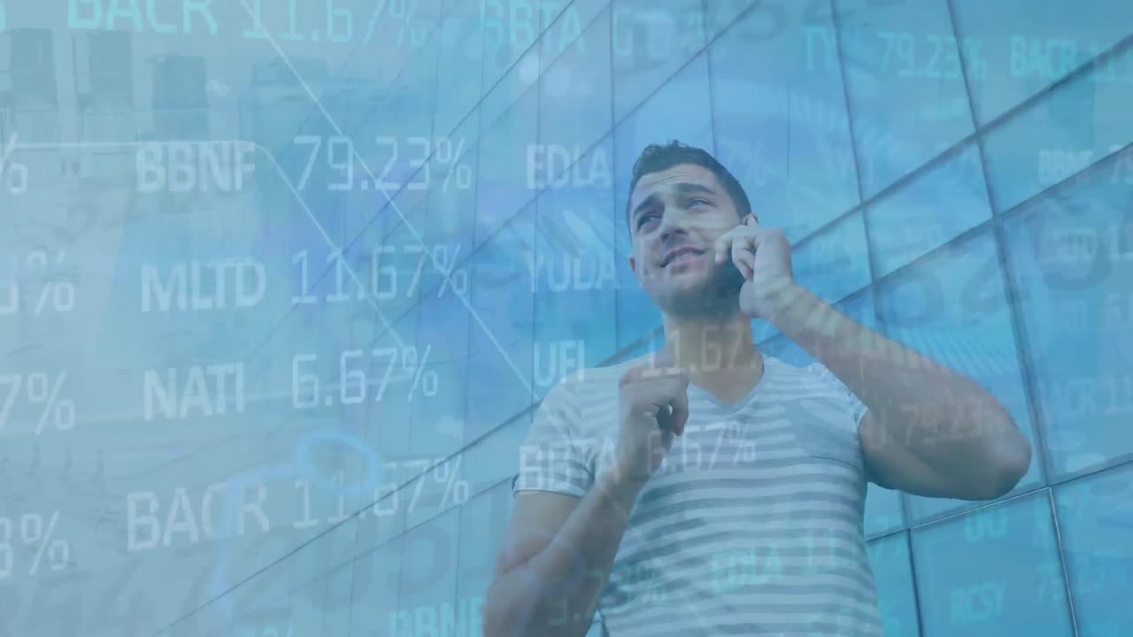 animación del procesamiento de datos financieros sobre un hombre caucásico que usa un teléfono inteligente