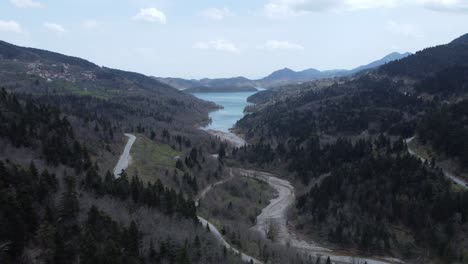 Acercándose-A-Un-Lago-Con-Un-Dron-En-La-Grecia-Central-Rural,-Cerca-Del-Lago-Plastira-|-4k