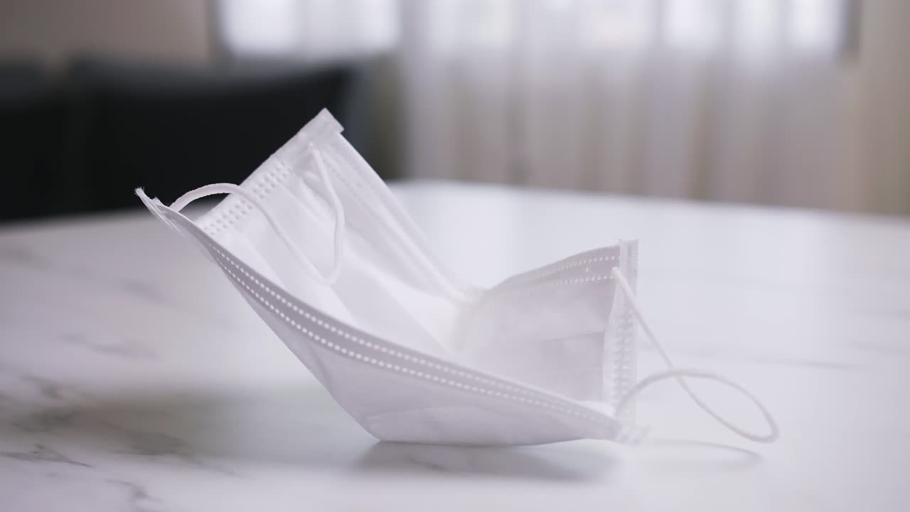 사용된 보호 마스크 및 폐기 준비