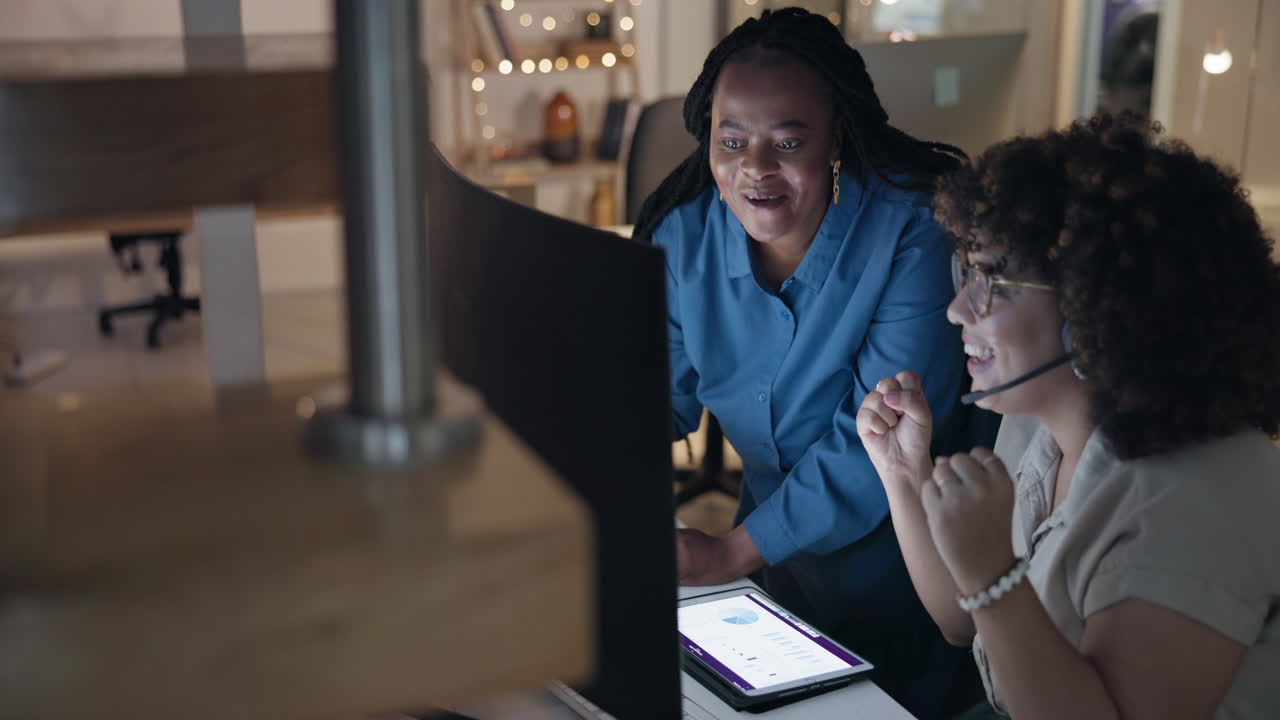 equipo, alto cinco o mujer feliz en el centro de llamadas