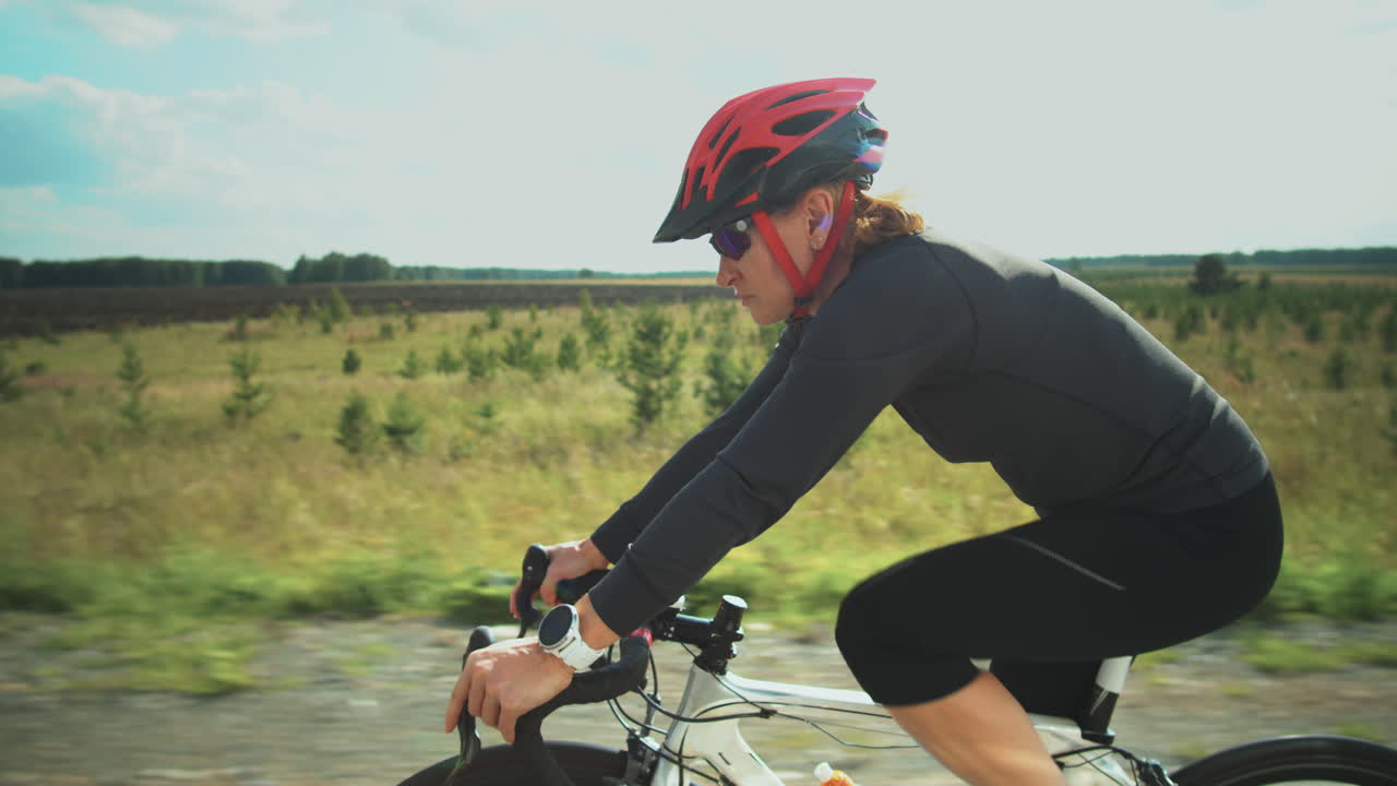 mujer en traje de triatlón montando una bicicleta deportiva