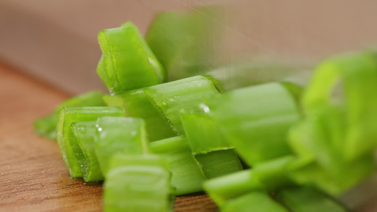 cortar las cebollas verdes