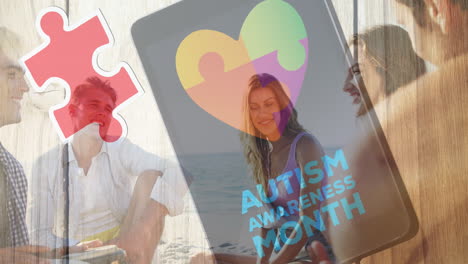 animación de coloridas piezas de rompecabezas corazón y texto de autismo sobre amigos felices en la fiesta de playa de verano